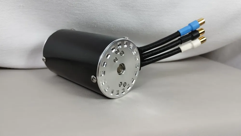 Traxxas-Velineon-Motor mit silberfarbener Universal-Motorplatte und drei farbig markierten Anschlusssteckern