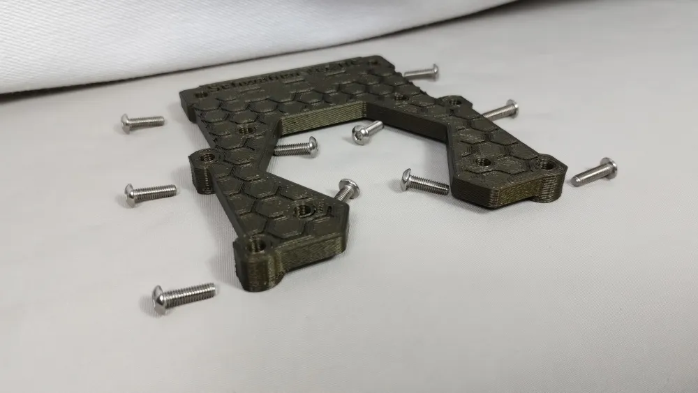 Olivfarbene Reglerplatte für Traxxas XRT mit wabenförmiger Oberfläche und ausgelegten Schrauben
