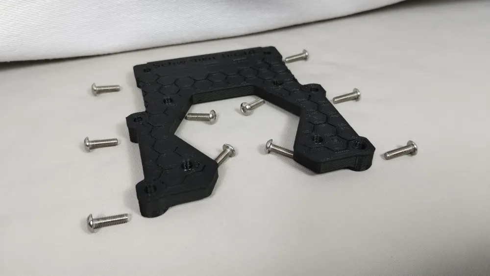 Schwarze Reglerplatte für Traxxas XRT mit großer Aussparung und seitlich ausgelegten Schrauben