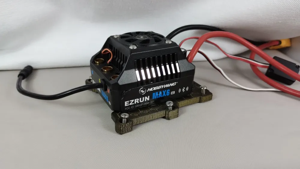Auf Reglerplatte montierter Hobbywing EZRUN MAX6 mit sichtbaren Anschlussbuchsen und seitlichem Kabel
