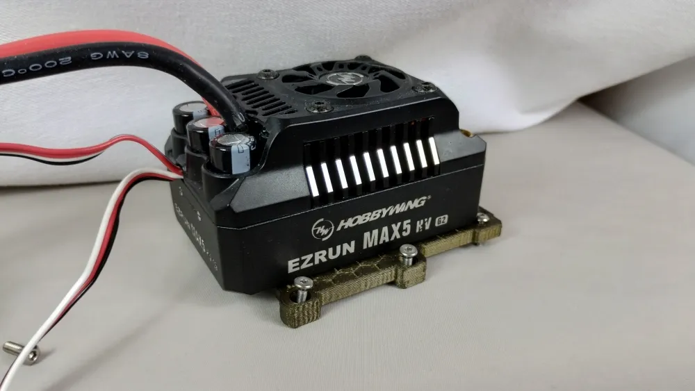 Hobbywing EZRUN MAX5 auf einer Reglerplatte für Traxxas XRT, schräg von vorn