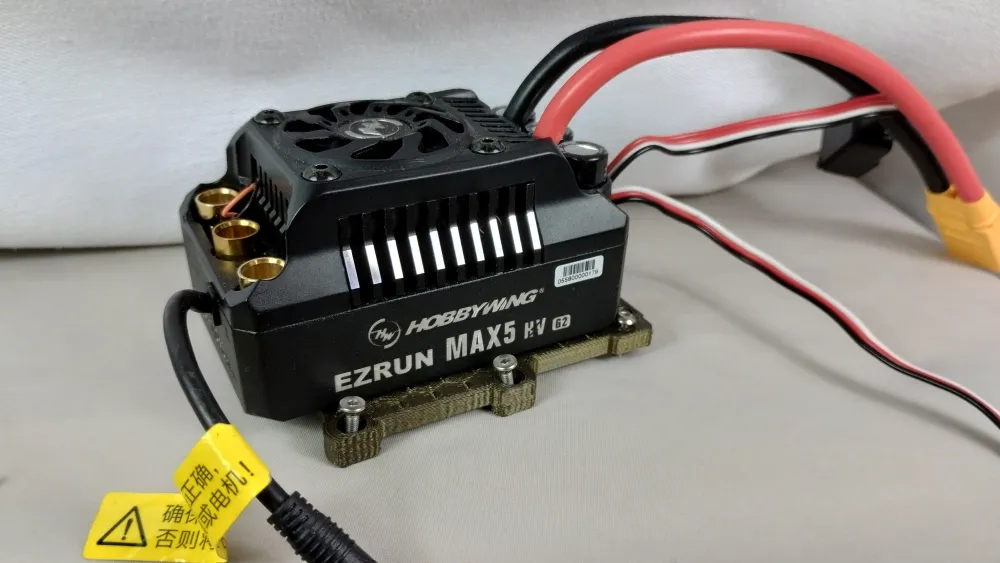 Hobbywing EZRUN MAX5 auf Reglerplatte mit roten und schwarzen Kabeln, Ansicht von der Anschlussseite