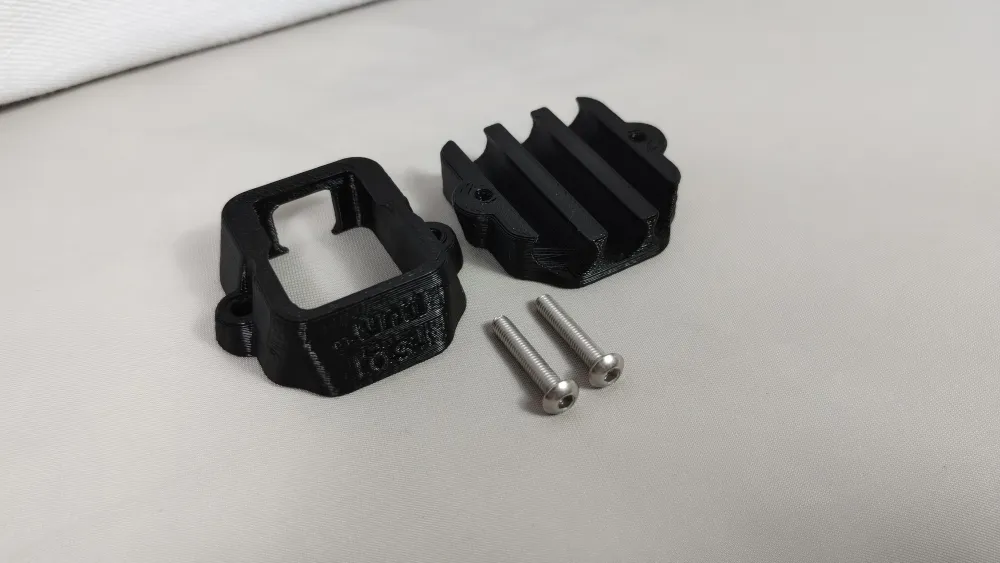 Schwarzer Universal-Schalterhalter für Hobbywing EZRUN mit gerippter Halbschale und zwei Schrauben