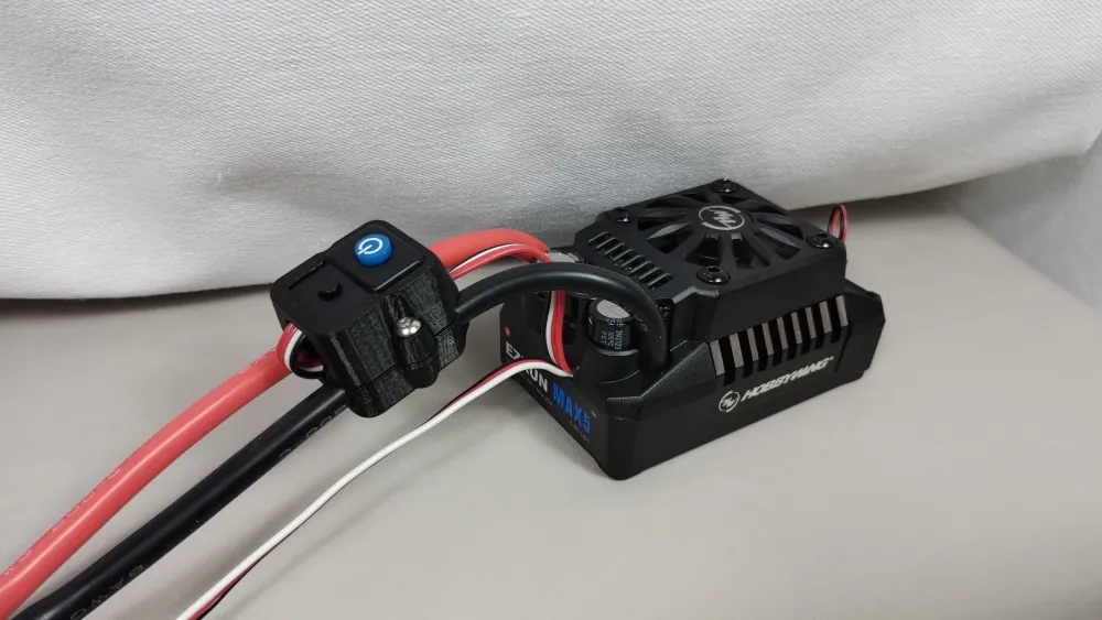 Hobbywing-EZRUN-Schalter im Halter an roten und schwarzen Kabeln neben dem Regler