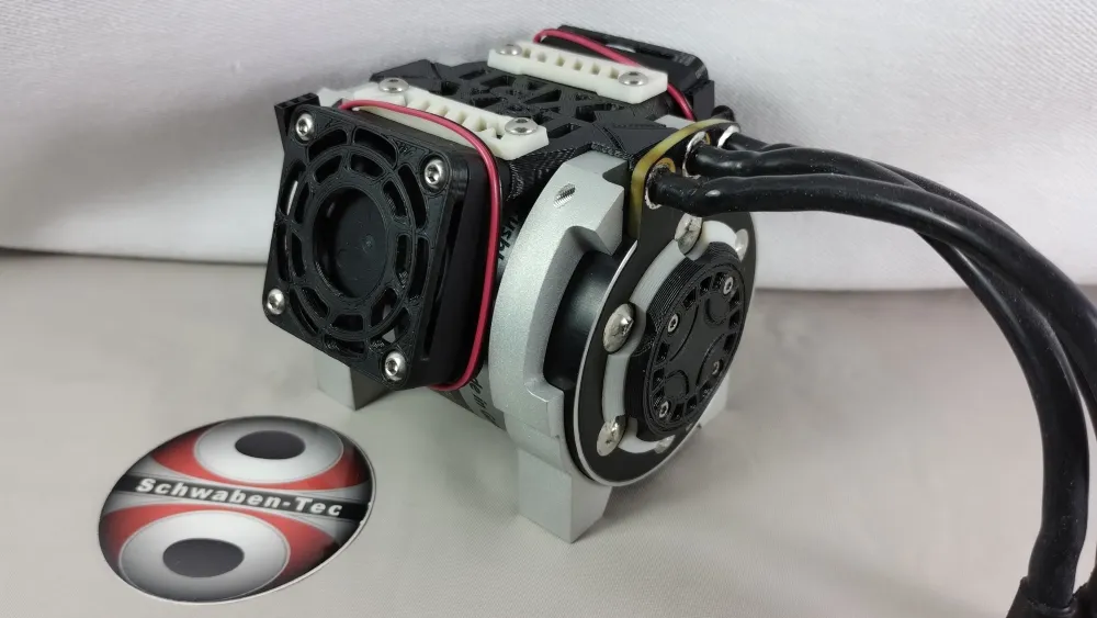 Rückseite des LMT 3030 LK für Traxxas XRT mit schwarzer Endkappe, Lüfter und Halteringen