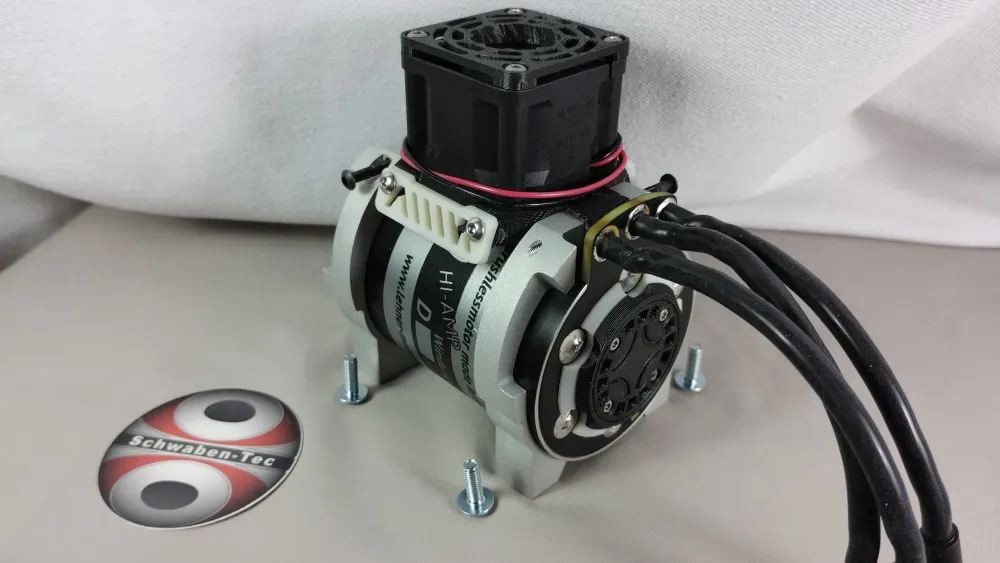 LMT 3030 LK für Traxxas X-Maxx von hinten mit Lüfteraufsatz und drei Anschlusskabeln