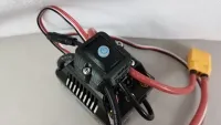Nahaufnahme des Schalters mit blauem Einschaltsymbol im Halter auf dem Hobbywing EZRUN MAX6 G2