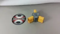 XT90-Steckerweiche Parallel Standard mit schmalem grauem Mittelstück und drei gelben Steckverbindern