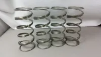 Vier silberfarbene Tuning-Federn für Losi DBXL 2.0 aufrecht nebeneinander