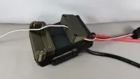 Unterseite eines Hobbywing-Reglers mit montierten olivfarbenen X-Maxx-Haltern und Befestigungsschrauben