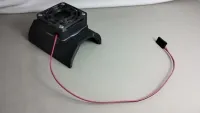 Kühlvogel 4990 G2 mit schwarzem Lüfter und bogenförmig ausgelegtem Anschlusskabel mit Stecker