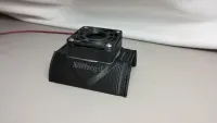 Schwarzer Kühlvogel 5690 G2 von vorn mit eingeprägtem Schriftzug und oben montiertem Lüfter