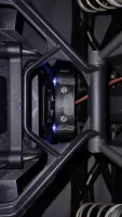 Befestigung der Position-Light-Frontleuchte zwischen den Chassisstreben des Traxxas X-Maxx, von unten