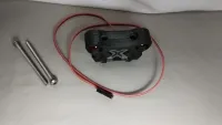 X-Maxx-Rückleuchte mit rot-schwarzem Anschlusskabel, Stecker und zwei langen Befestigungsschrauben