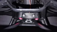 Befestigungsseite der Position-Light-Rückleuchte am X-Maxx-Chassis mit zwei Schraubenköpfen und rotem Licht