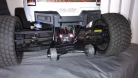 Traxxas X-Maxx von hinten mit rot leuchtender Rückleuchte unter dem Stoßfänger