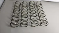 Acht silberfarbene Tuning-Federn Super HD für Traxxas X-Maxx Wide Kit in zwei Reihen
