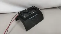 Schwarzer Kühlvogel 70 Dual-Fan mit zwei nebeneinander montierten Lüftern und Anschlusskabeln, schräg von oben