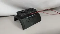 Kühlvogel 70 Dual-Fan mit zwei Lüftern und breiter gewölbter Motoraufnahme, seitliche Ansicht