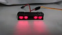 Schwarzes Fluglicht V2 für DBXL mit vier rot leuchtenden LEDs und Anschlussleitungen