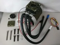 Motor-Upgrade 880 KV für Traxxas X-Maxx von oben mit langen Anschlusskabeln und danebenliegenden Schrauben
