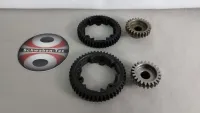 Zwei schwarze Zahnräder und zwei Metallritzel des XRT-Motorupgrades neben einem Schwaben-Tec-Aufkleber