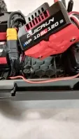 Rote Reglerplatte unter einem angehobenen Hobbywing-Regler im offenen Traxxas Jato 4x4