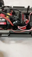 Hobbywing-Regler auf roter Reglerplatte im Traxxas Jato 4x4 zwischen roten und schwarzen Anschlusskabeln