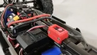 Hobbywing-Schalter im roten Halter auf der Elektronikbox eines Traxxas Jato 4x4
