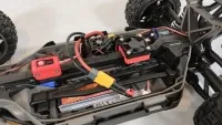 Offenes Traxxas-Jato-4x4-Chassis mit rotem Schalterhalter, Regler und gelbem Steckverbinder