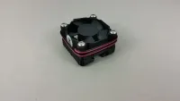 Schwarzer Jato-Cool-Motorkühler für Traxxas Jato 4x4 mit sichtbarem Lüfterrad und umlaufendem Kabel