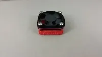 Roter Jato-Cool-Motorkühler für Traxxas Jato 4x4 mit schwarzem Lüfter, frontal von oben