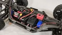 Offenes Traxxas-Jato-4x4-Chassis mit rotem Jato-Cool-Motorkühler und schwarzem Lüfter über dem Motor