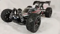 Traxxas Jato 4x4 mit Karosserie und weiß leuchtendem Jato-Light-Frontlicht unter den vorderen Stoßdämpfern