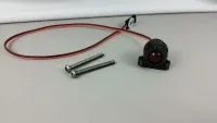 Jato-Light-Rücklicht für Traxxas Jato 4x4 mit roter Linse, Anschlusskabel und zwei langen Schrauben