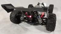Traxxas Jato 4x4 von hinten mit rot leuchtendem Jato-Light-Rücklicht unter dem Heckflügel