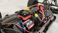 Traxxas-BL-2S-Motor im offenen Chassis mit rotem Motorkühler und angeschlossenen Adapterleitungen