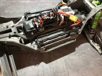 Offenes Traxxas-XRT-Chassis mit eingebauter Elektronik, Motor und gelben Anschlusssteckern
