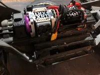 Nahaufnahme des Motor- und Reglerbereichs im Traxxas XRT mit roten und schwarzen Anschlusskabeln