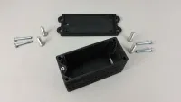 Geöffnete schwarze S-BOX 2.0 für Losi DBXL 2.0 mit separatem Deckel und ausgelegten Schrauben