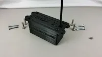 Geschlossene S-BOX 2.0 für Losi DBXL 2.0 mit aufstehendem Antennenrohr und seitlich ausgelegten Schrauben