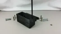 Offene S-BOX 2.0 für Losi DBXL 2.0 mit eingesetztem Antennenrohr und Befestigungsteilen