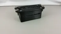 Geschlossene schwarze S-BOX 2.0 für Losi DBXL 2.0 mit verschraubtem Deckel, schräg von vorn