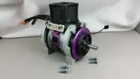 LMT 3040 Hi Amp von der Wellenseite mit violetter Endkappe, Halteringen und schwarzem Lüfteraufsatz