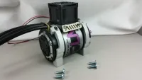LMT 3040 Hi Amp von hinten mit silberfarbenen Halteringen, Lüfteraufsatz und schwarzen Anschlusskabeln