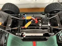 Traxxas X-Maxx ohne Karosserie von oben mit eingebautem Motorupgrade, Regler und gelben Steckverbindern