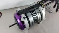 LMT 3030 LK für Traxxas Funco mit violetter Endkappe und freier Welle, seitliche Nahaufnahme