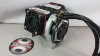 LMT 3030 LK für Traxxas Funco von hinten mit schwarzer Endkappe, Halteringen und seitlichem Lüfter