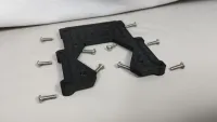 Schwarze Hobbywing-EZRUN-Reglerplatte für Traxxas Funco mit großer Aussparung und Befestigungsschrauben
