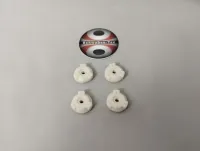 Arrma Mojave 4S Tuning-Fahrwerk mit vier weißen Einsätzen und sichtbaren Mittelbohrungen, von oben